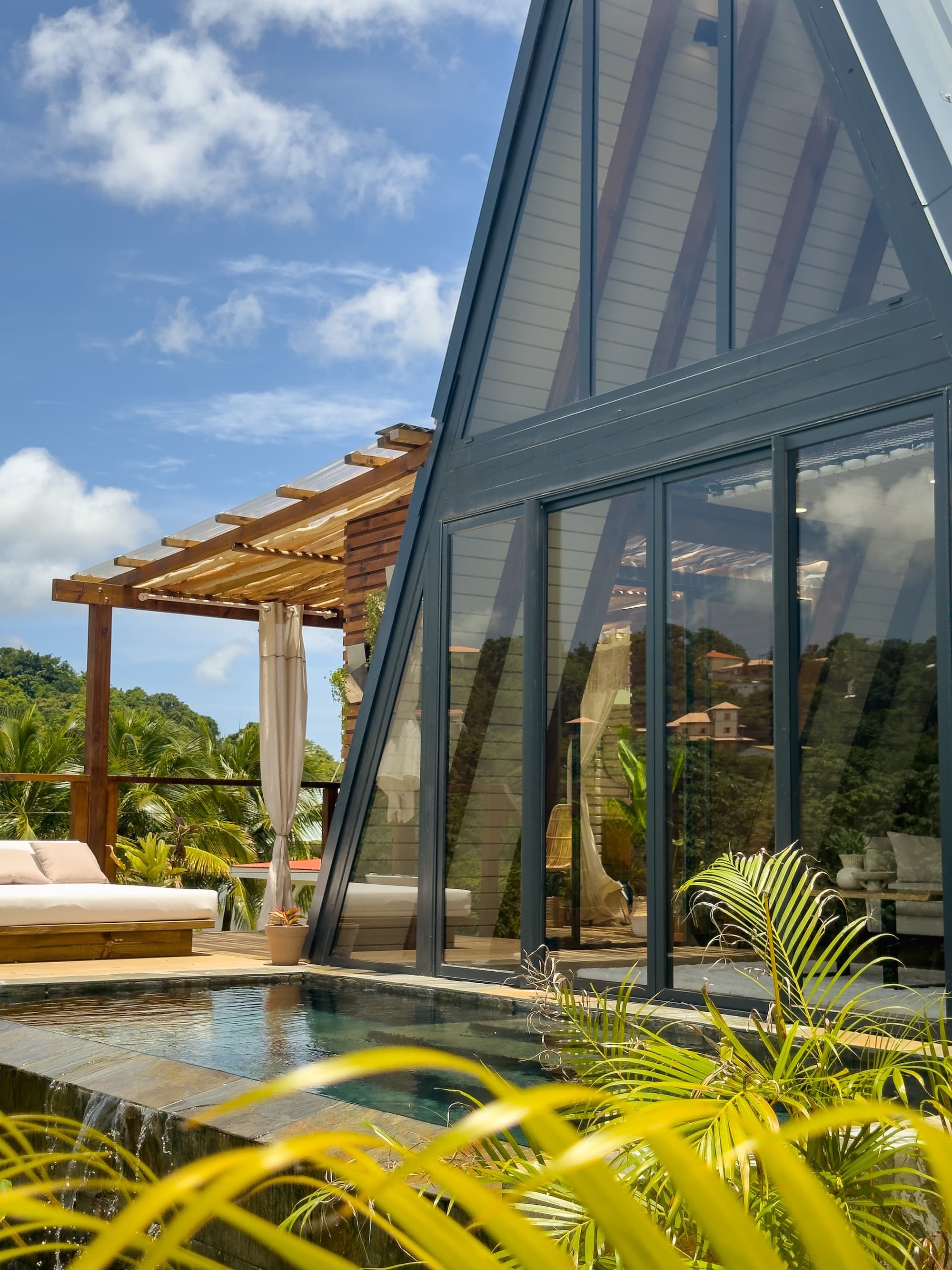 vue extérieure de la villa au cœur de la nature martiniquaise