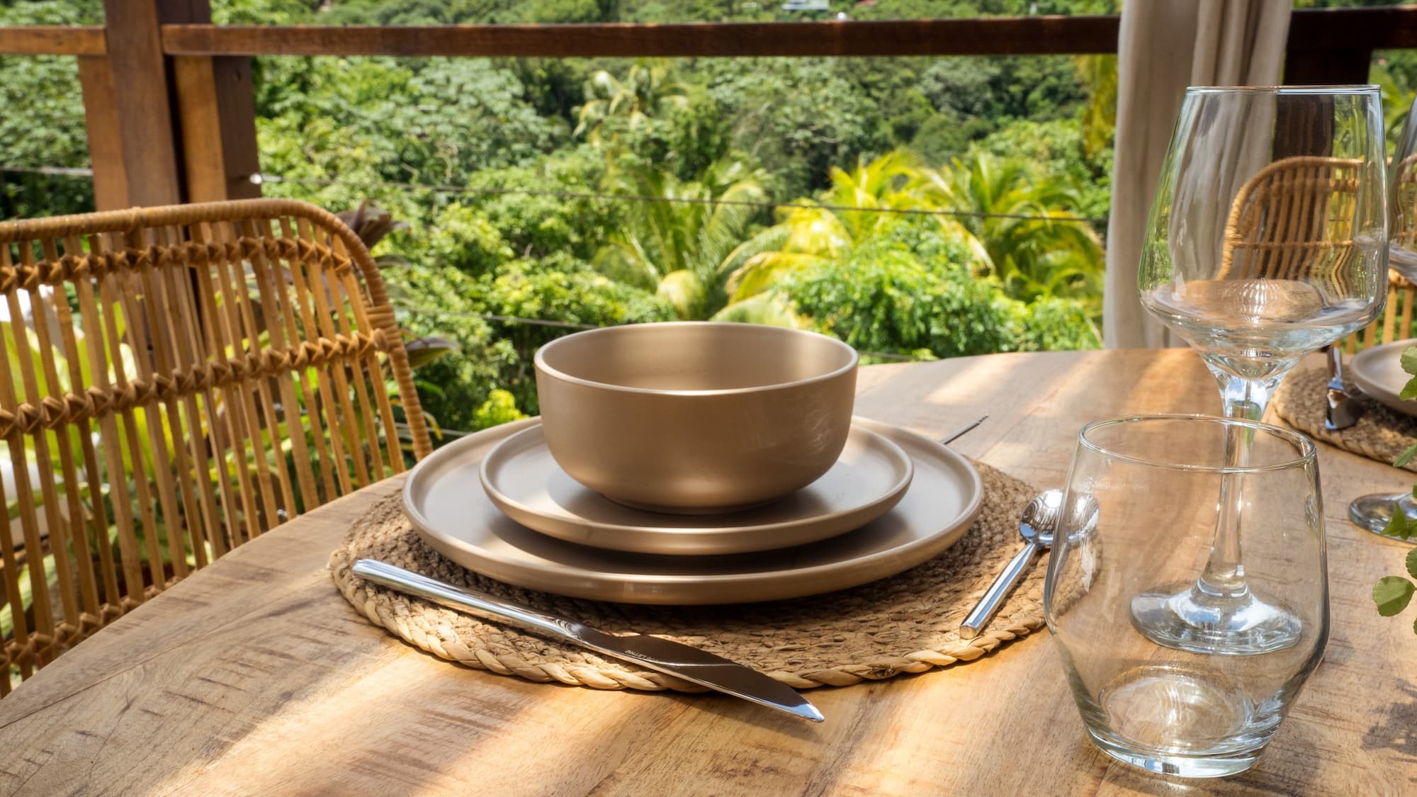 table dressée face à la vue sur la jungle